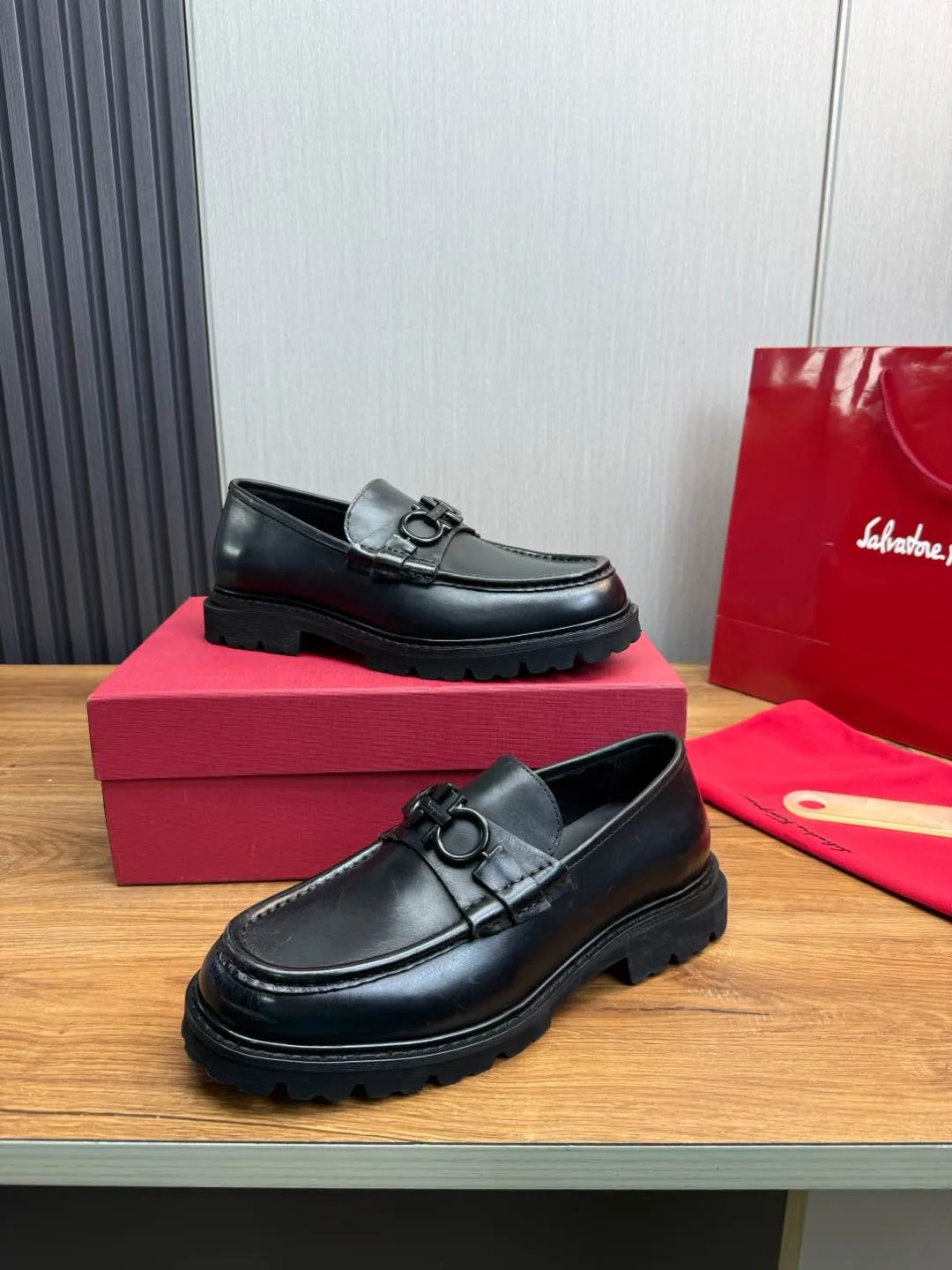 Men's shoes 💰880💰 Ferragamo. [Ferragamo] men's thick-soled loafers, the latest hot style, 1:1 original purchase quality, top quality, imported open-edge beaded cowhide leather on the upper, hand-made three-dimensional stitching highlights the round toe design, the inner foot pads are all imported cowhide, with original lightweight foam outsole, matching code 39-44, (38, 45 custom-made, non-refundable)